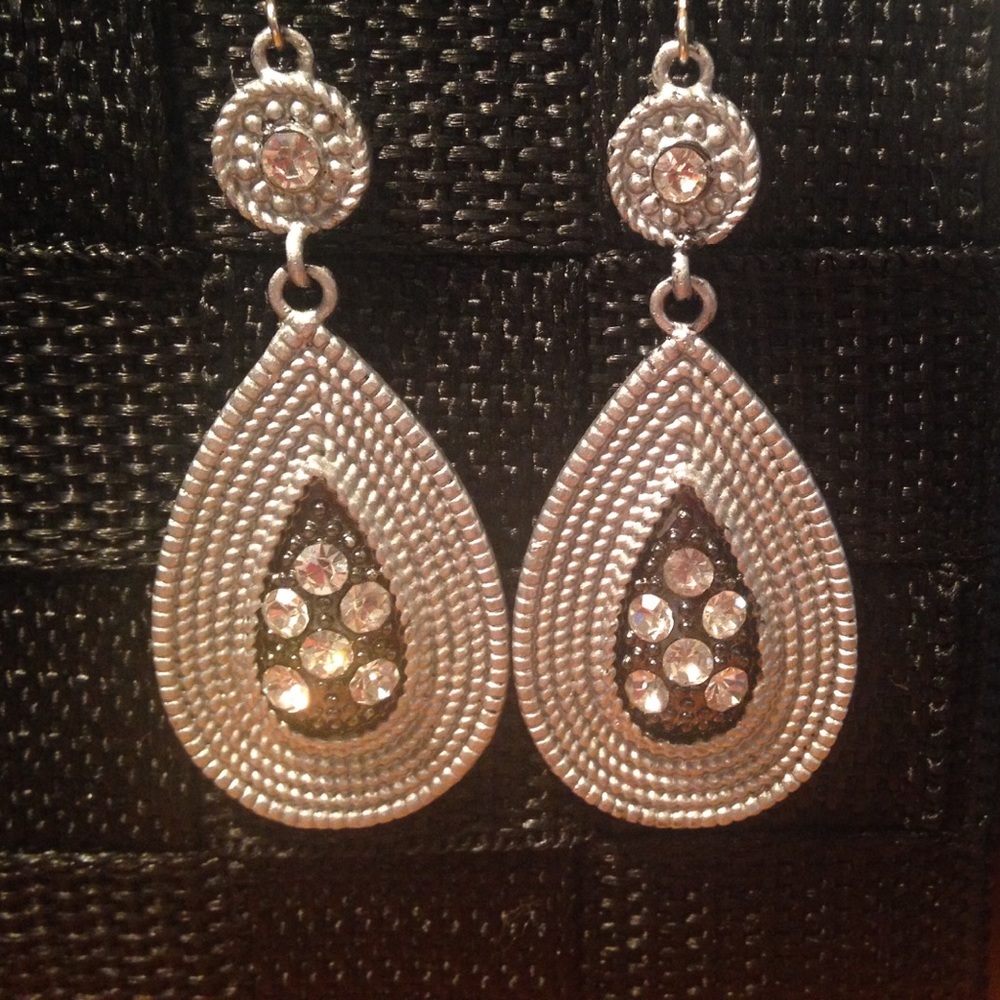 *NEW* Silver & Crystal Gorgeous Dangling Earrings - Picture 2 of 4